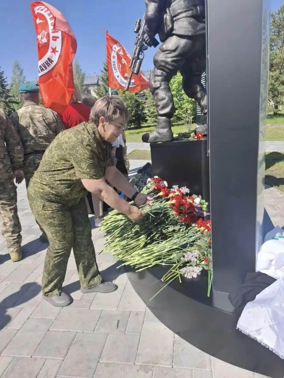 В Тюмени открыли памятник участникам СВО и волонтерам: сотрудники Госпиталя для ветеранов войн приняли участие в торжественном мероприятии
