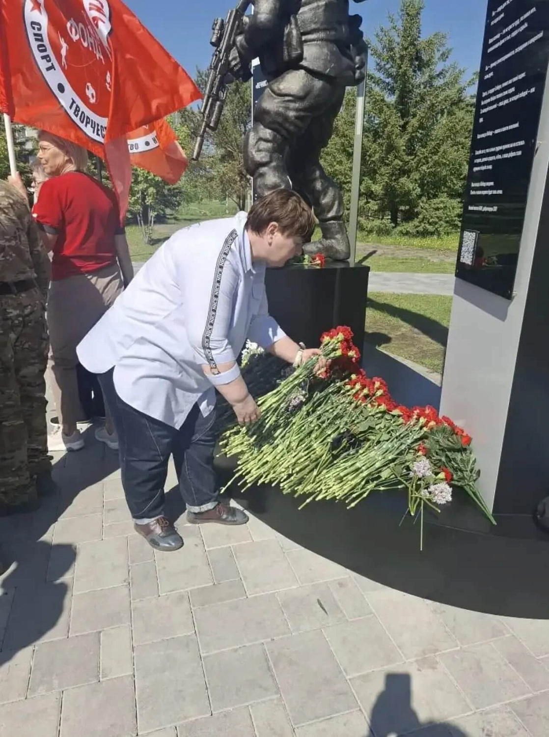 В Тюмени открыли памятник участникам СВО и волонтерам: сотрудники Госпиталя для ветеранов войн приняли участие в торжественном мероприятии